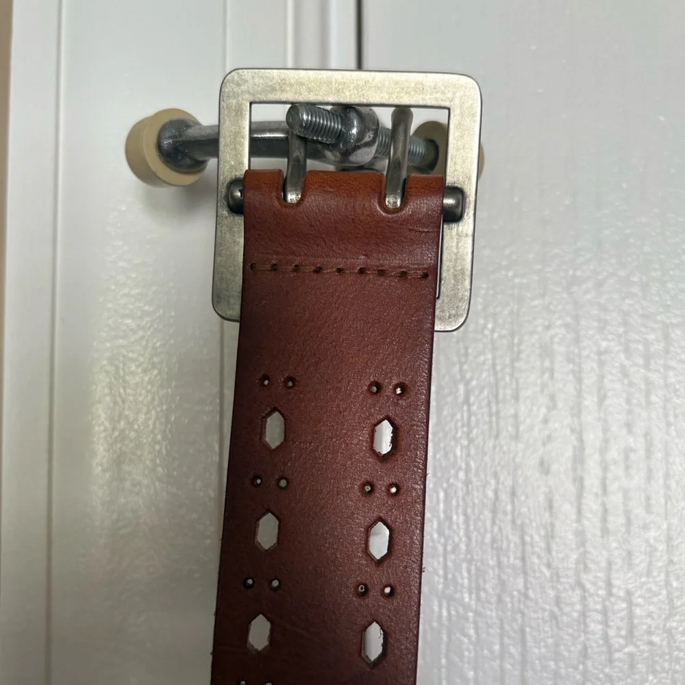 Women’s Classic Distressed Leather Belt w/Silver Buckle. Size Large.